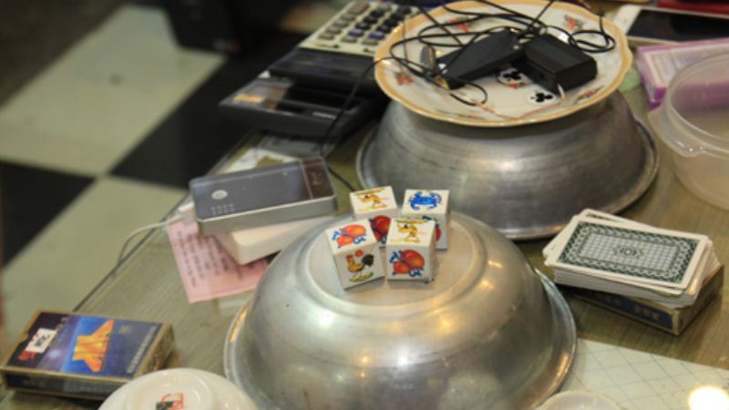 Xóc đĩa bịp là gì? Các hình thức bịp bạn cần biết 3 cac cong cu bip trong xoc dia